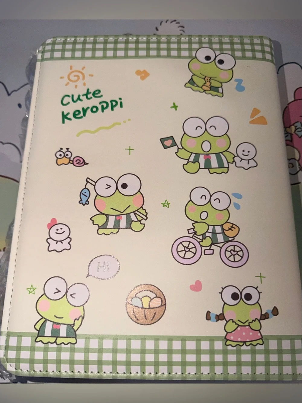🐸NWOT Keroppi 6 ring padded binder with magnetic snap closure